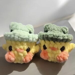 Baby duck with frog hat plush, crochet mini duck plushie, frog hat, stuffed animal, handmade perfect for gift, fluffy yarn